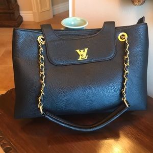 VL logo black pebble leather bag